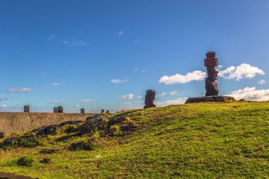 Hanga Roa, Paskalya Adası - 12 Temmuz 2017: Moai heykeller Hanga Roa yakın: