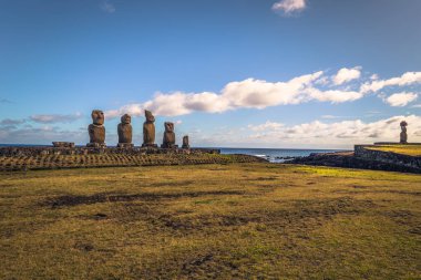 Ahu Tahai, Paskalya Adası - 12 Temmuz 2017: Ahu Tahai kutsal Moai altar