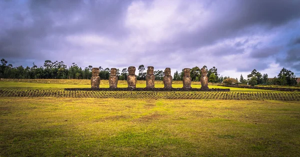 Άχου Akivi, Νήσος του Πάσχα - 11 Ιουλίου 2017: Moai βωμό της Ahu Akivi — Φωτογραφία Αρχείου