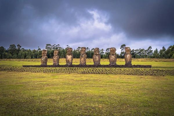 Ahu Akivi, Velikonoční ostrov - 11. července 2017: Oltář Moai na Ahu Akivi — Stock fotografie