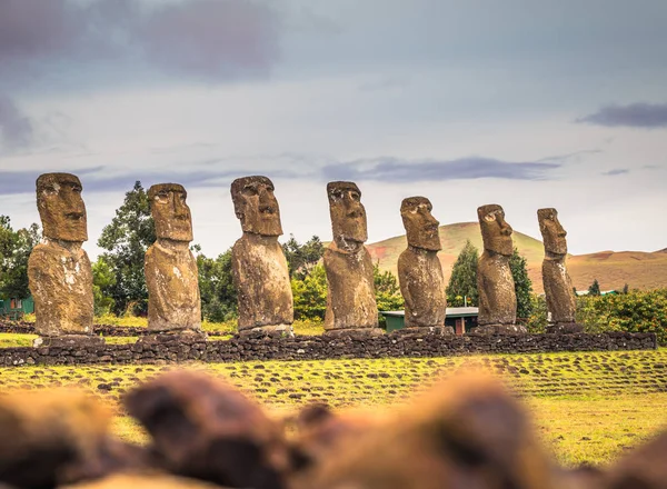 Ahu Akivi, Velikonoční ostrov - 11. července 2017: Oltář Moai na Ahu Akiv — Stock fotografie