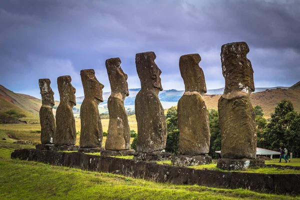 AHU Akivi, Wyspa Wielkanocna - 11 lipca 2017 r.: Ołtarz Moai w Ahu Akivi — Zdjęcie stockowe