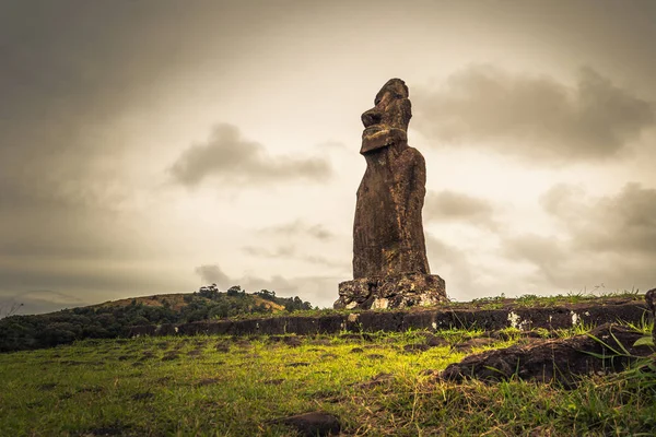 Ahu Kuri ένα Urenga, το νησί του Πάσχα - 11 Ιουλίου 2017: κράτος της Moai στην ιερή τοποθεσία — Φωτογραφία Αρχείου