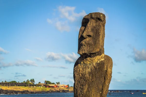 Hanga Roa, Ilha de Páscoa - 12 de julho de 2017: Moai no porto de Hanga Roa — Fotografia de Stock