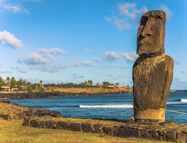 Hanga Roa, Ilha de Páscoa - 12 de julho de 2017: Moai no porto de Hanga Roa — Fotografia de Stock