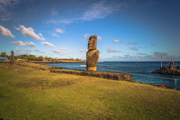 Hanga Roa, Ilha de Páscoa - 12 de julho de 2017: Moai no porto de Hanga Roa — Fotografia de Stock