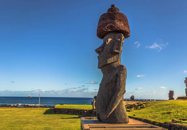 Hanga Roa, Ilha de Páscoa - 12 de julho de 2017: estátuas de Moai perto de Hanga Roa — Fotografia de Stock