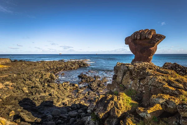 Hanga Roa, Ilha de Páscoa - 12 de julho de 2017: Costa da ilha perto de Hanga Roa — Fotografia de Stock