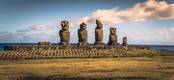 Ahu Tahai, Ilha de Páscoa - 12 de julho de 2017: Sagrado altar Moai de Ahu Tahai — Fotografia de Stock