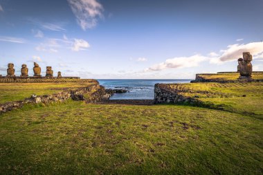 Ahu Tahai, Paskalya Adası - 12 Temmuz 2017: Ahu Tahai kutsal Moai altar