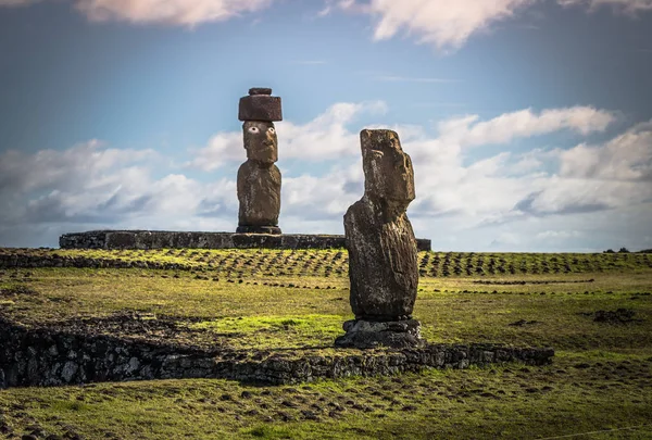 Ahu Tahai, Isla de Pascua - 12 de julio de 2017: Sagrado altar Moai de Ahu Tahai — Foto de Stock