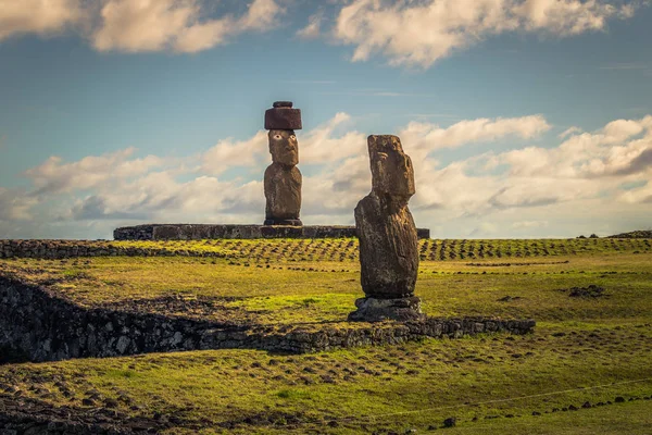 Ahu Tahai, Isla de Pascua - 12 de julio de 2017: Sagrado altar Moai de Ahu Tahai — Foto de Stock