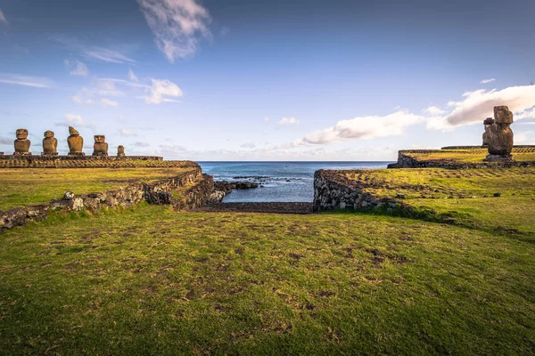 Ahu Tahai, Paskalya Adası - 12 Temmuz 2017: Ahu Tahai kutsal Moai altar