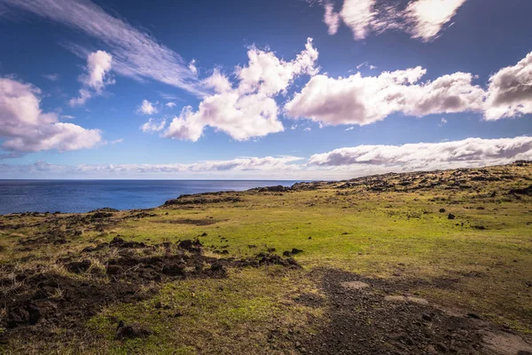 Ana Te Pahu, Ilha de Páscoa - 12 de julho de 2017: Ilha costeira perto das cavernas de Ana Te Pahu — Fotografia de Stock