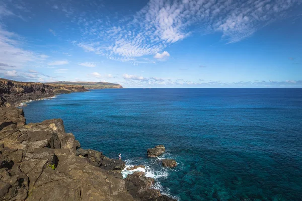 Ana Te Pahu, Paskalya Adası - 12 Temmuz 2017: Island sahil Ana Te Pahu yakınındaki mağaralar