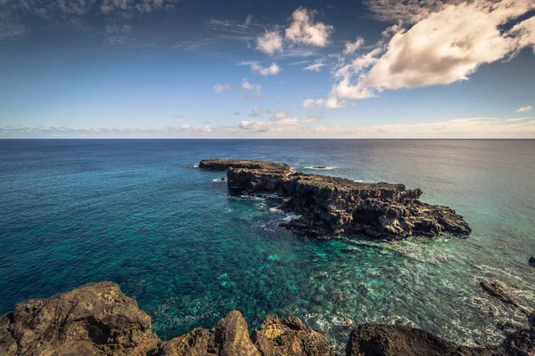 Ana Te Pahu, Paskalya Adası - 12 Temmuz 2017: Island sahil Ana Te Pahu yakınındaki mağaralar