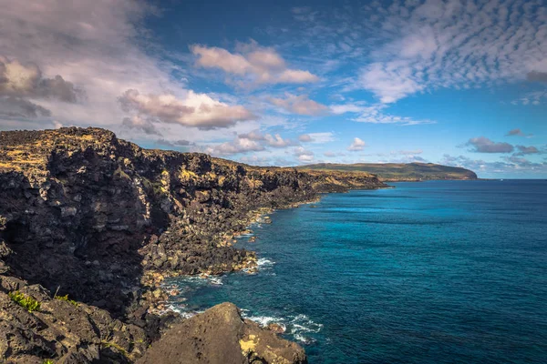 Ana Te Pahu, Paskalya Adası - 12 Temmuz 2017: Island sahil Ana Te Pahu yakınındaki mağaralar