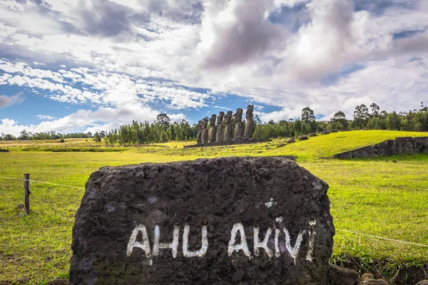 Ahu Akivi, Paaseiland - juli 12 2017: Moai statues van Ahu Akivi — Stockfoto