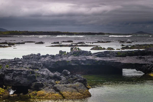 Galapagos-Inseln - 26. August 2017: Landschaft des Lavatunnels — Stockfoto