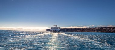 Galapagos Adaları - 24 Ağustos 2017: Tekne Plaza Sur Adası yakınlarında,