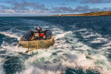 Galapagos Adaları - 24 Ağustos 2017: kıyısında sürme tekne