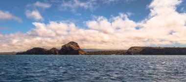 Galapagos Adaları - 24 Ağustos 2017: coast of Santa Cruz Island, Galapagos Adaları, Ekvador üzerinde sürme tekne