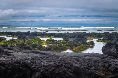 Galapagos Adaları - 26 Ağustos 2017: Lav tunne peyzaj