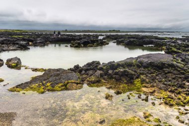 Galapagos Adaları - 26 Ağustos 2017: Lav tunne peyzaj