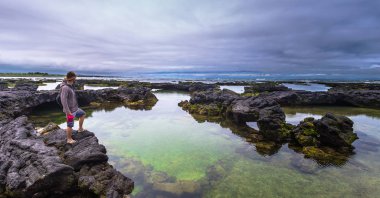 Galapagos Adaları - 26 Ağustos 2017: Lav tunne peyzaj