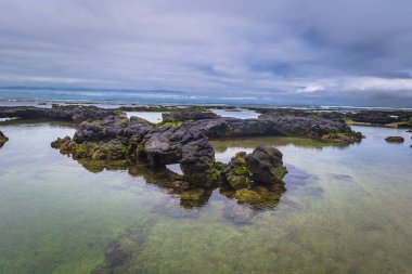 Galapagos Adaları - 26 Ağustos 2017: Lav tunne peyzaj