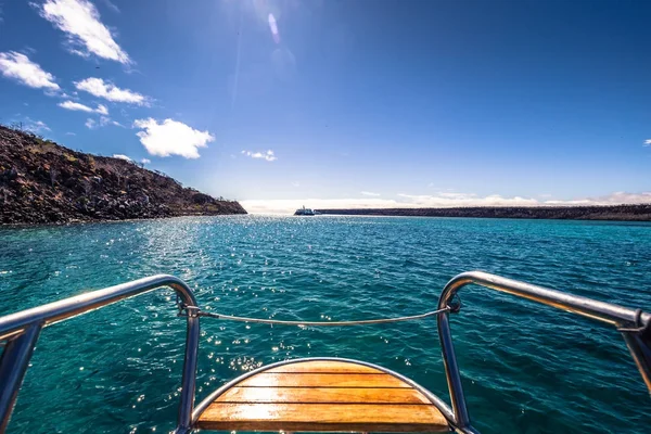 Galapagos Adaları - 24 Ağustos 2017: Tekne yakındaki Plaza Sur Island, Galapagos Adaları, Ekvador