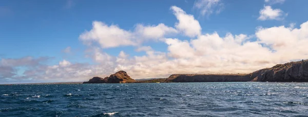 Islas Galápagos - 24 de agosto de 2017: Paseos en barco por la costa de — Foto de Stock