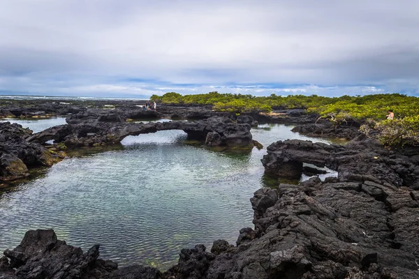 Galapagos Adaları - 26 Ağustos 2017: Lav tunne peyzaj