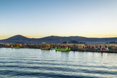 : Puno, Peru - 30 Temmuz 2017: Puno, Pe geleneksel Uros köyde