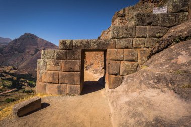 Kutsal vadi, Peru - 02 Ağustos 2017: Pisac antik kalıntıları