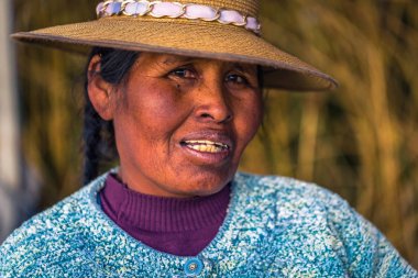 : Puno, Peru - 30 Temmuz 2017: Geleneksel Uros villa halkı