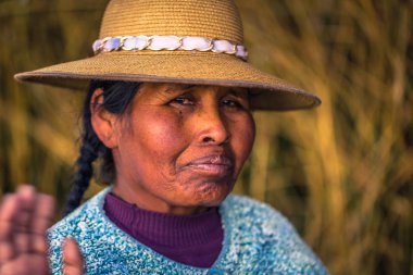 : Puno, Peru - 30 Temmuz 2017: Geleneksel Uros villa halkı
