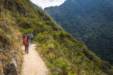 Inca Trail, Peru - 03 Ağustos 2017: Backpacker Inca iz
