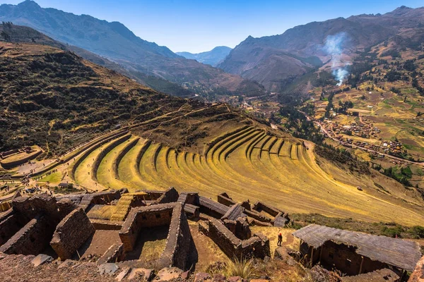 Valle Sagrado, Perú - 02 de agosto de 2017: Antiguas ruinas de Pisac en — Foto de Stock