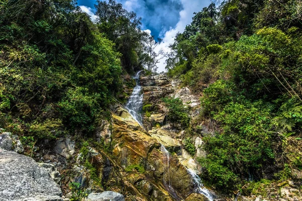 Inca trail, peru - 03 august 2017: wasserfall auf dem inca trail, — Stockfoto