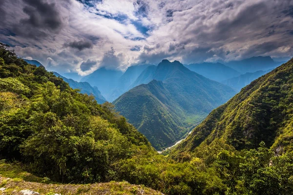 Camino Inca, Perú - 03 de agosto de 2017: Paisaje salvaje del Inca T — Foto de Stock