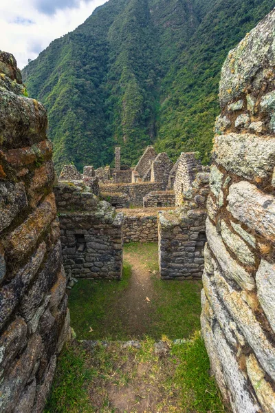 Camino Inca, Perú - 03 de agosto de 2017: Antiguas ruinas de Winay Wayna — Foto de Stock