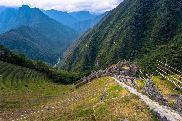 Inca nyom, Peru - augusztus 03, 2017: Ősi romjai Winay Wayna — Stock Fotó