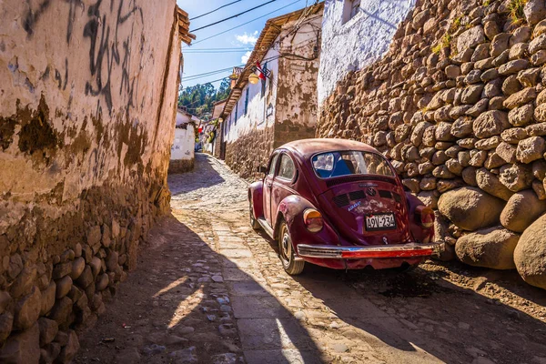 Cusco, Peru - 01 augusti 2017: Gamla vintage bil i gamla stan o — Stockfoto