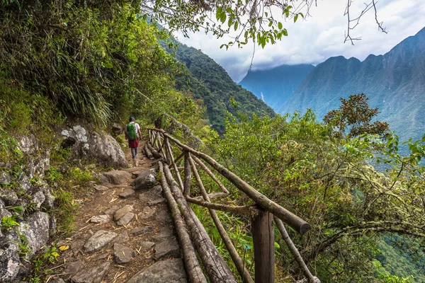 Camino Inca, Perú - 03 de agosto de 2017: Mochilero en el Camino Inca — Foto de Stock