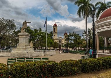 Cienfuegos, Cuba - 29 Mart 2016: Cienfuegos Merkez Meydanı,
