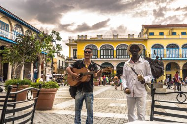 Havana, Küba - 26 Mart 2016: Müzisyenler Plaza de Armas ben