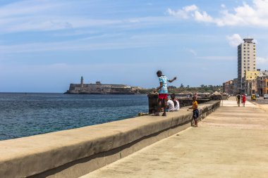 Havana, Küba - 27 Mart 2016: Çocuk Hav Malecón Balık tutma