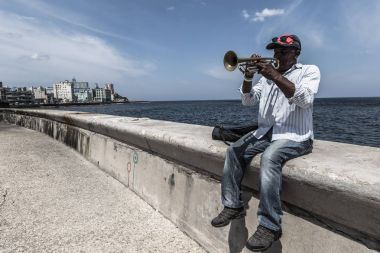 Havana, Küba - 27 Mart 2016: Havana'da Malecón yılında müzisyen