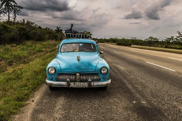 Kuba - március 29, 2016: Klasszikus autó Kuba vidéken — Stock Fotó